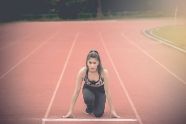 Seksi hazırlık zafere koştu, bir futbol sahasında, seçici bir odak, Tayland 'lı kadın koşucu