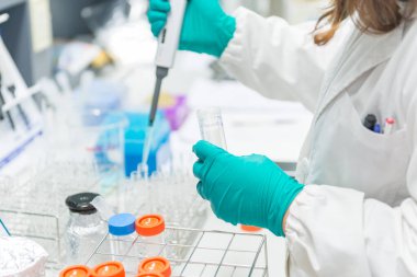Bilim adamı deney için örnek hazırlıyor, teçhizatın test öncesi kontrol listesi, seçici odaklanma