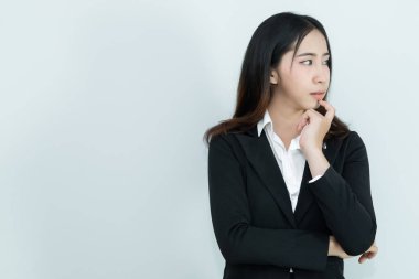 İş kadını, beyaz arka planda, Taylandlılarda ve sekreter kız düşüncelerinde izole edilmiş fikirler düşünür.