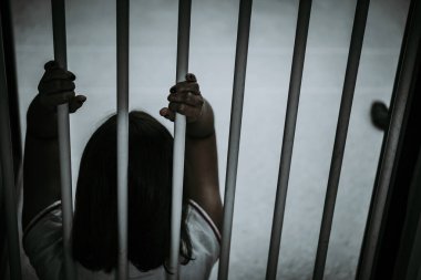 Demir hapishaneyi yakalamak için çırpınan kadın portresi, mahkum konsepti