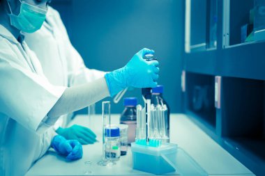 Laboratuvarda çalışan Asyalı bilim adamı, ürün deneyi yaparken, araştırmacılar deneyin sonuçlarını bulmak için analiz ettiler..