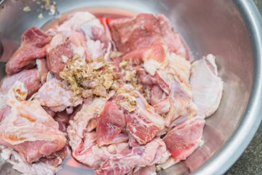 Pişirme, ızgara, barbekü için marine edilmiş domuz eti.