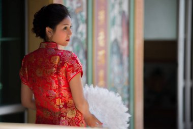 Cheongsam elbiseli güzel Asyalı kadın portresi, Tayland halkı, mutlu Çin yeni yılı konsepti.