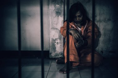 Demir hapishaneyi yakalamak isteyen kadının portresi, mahkum konsepti.