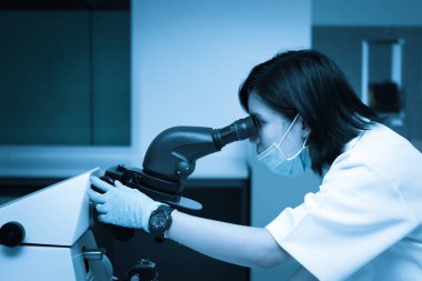 Asyalı bilim adamları, Tayland ve Tayland 'daki insanların yapılarını incelemek için bir mikroskop kullanıyorlar.