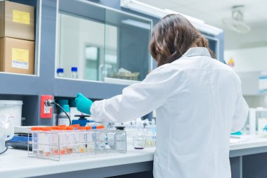 Laboratuvarda çalışan Asyalı bilim adamı, Taylandlılar.