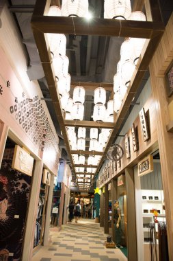 Korat - Tayland - 24 Aralık 2016: Tanımlanamayan kişiler yoğun bir şekilde birlikte 21. Terminal 'de sahne aldılar. Burası çok ünlü bir alışveriş merkezi.