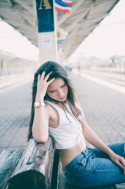 Genç, güzel, üzgün bir kızın portresi. Birini uzun süre bekliyor. Yakın plan, klasik tarz, koyu renk ton, film, pastel.