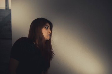 Asyalı kadın aşktan üzgün, erkek arkadaş stresi, kalp kırıklığı kadın konsepti yüzünden endişeli.