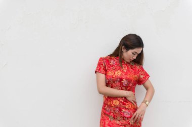 Beyaz duvarda Cheongsam 'lı Asyalı kadın, Mutlu Çin Yeni Yıl Konsepti
