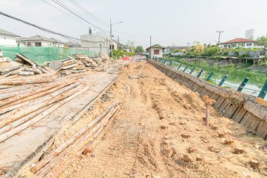 Akbaba ve kazanın yol açtığı bozuk bir yol.