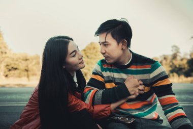 Sevgililer gününde Asyalı bir çiftin eski tarz fotoğrafları.