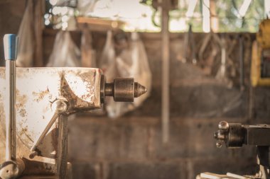 Evdeki eski torna makinesi.