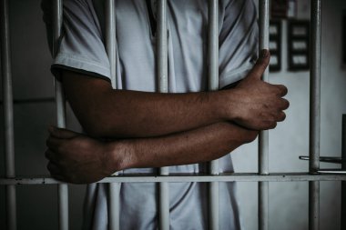 Demir hapishaneyi, esir konseptini, Tayland halkını yakalamak için çırpınan adamın elleri..