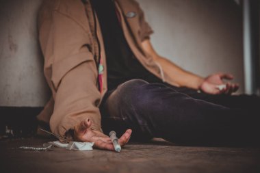 Asyalı adam aşırı dozdan bayıldı. Dünya uyuşturucu günü konsepti.