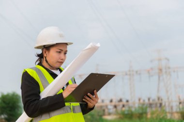 Tayland 'da elektrik santralinde çalışan Asyalı mühendis