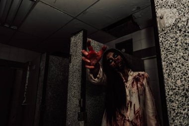 Asyalı kadın portresi hayalet yüzü, korku sahnesi, korkunç arka plan, Cadılar Bayramı posteri.