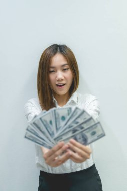 Asyalı ofis kadını ikramiyelerden memnun, şirketten çok parası var.