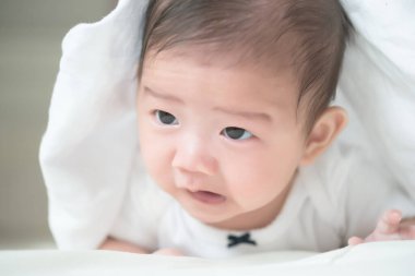 Asyalı bebek yatakta uzanıyor, şirin Tayland ve küçük kız.