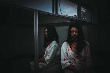 Asyalı kadın portresi kanla, korku sahnesiyle, korkunç geçmişiyle, Cadılar Bayramı posteriyle, Taylandlı insanlarla dolu.