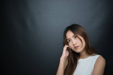 İş kadını, siyah arka planda, Taylandlı insanlarda ve sekreter kız düşüncelerinde izole edilmiş fikirler düşünür.