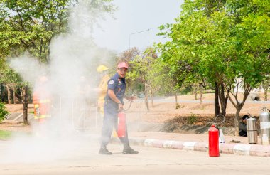 THAILAND, APRIL - 2016, 22: Synchrotron Işık Araştırma Enstitüsü Nakhonratchasima, Tayland 'da itfaiye eğitimi