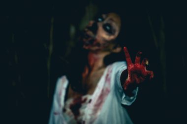 Asyalı kadın portresi hayalet yüzü, korku sahnesi, korkunç arka plan, Cadılar Bayramı posteri.