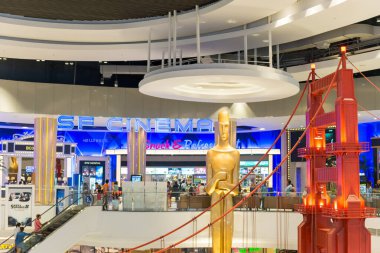 Korat - Tayland - 22 Nisan 2017: Tanımlanamayan kişiler yoğun bir şekilde birlikte 21. Burası çok ünlü bir alışveriş merkezi.