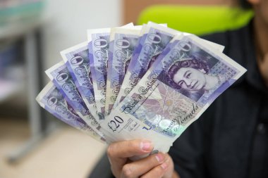 Elinde bir kaç pound para var.