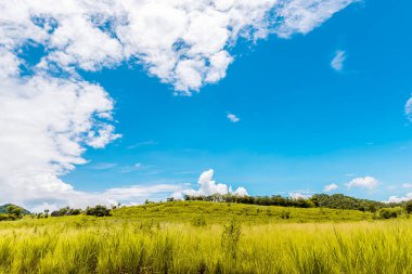 Khaoyai Nakhonratchasima Tayland 'ın güzel gökyüzü ile kayalık bir dağ manzarası.