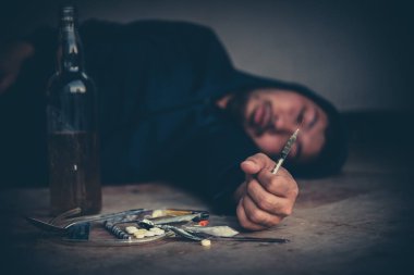 Asyalı erkekler, damarlarına eroin enjekte eden uyuşturucu bağımlılarıdır. Flakka ya da zombi ilacı tehlikeli, Tayland uyuşturucu konseptine hayır, ıssız bir yerdeki kötü adam uyuşturucuları.