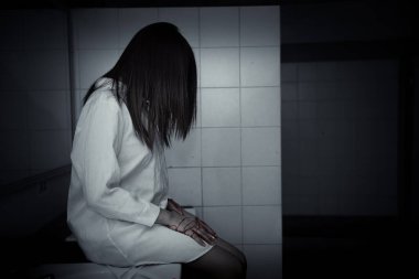 Korkunç yüz koyu tonu, korku sahnesi konsepti