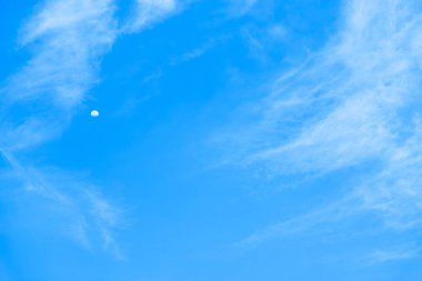 Mavi gökyüzü arka plan üzerinde beyaz kabarık bulutlar 