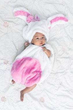 Tavşan elbisesi içinde Asyalı şirin bir kız çocuğu.