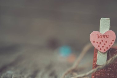 Kırmızıda aşk ahşap kırpıyor, mutlu sevgililer günü konsepti klasik stili