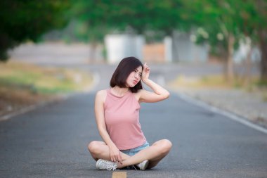 Asyalı kadın portresi yolda oturur, güzel Tayland halkı, mutlu kadın konsepti, modern kız yaşam tarzı...
