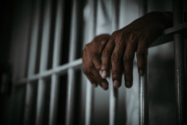 Demir hapishaneyi, esir konseptini, Tayland halkını yakalamak isteyen adamların elleri, özgür olmayı umuyoruz..