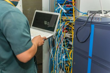 Alet çantalı mühendis iş için sunucu odasına gelir, ağ sorununu kontrol eder, sunucu odasında sunucu onarımı yapar, thailand insanları, Asyalı adam