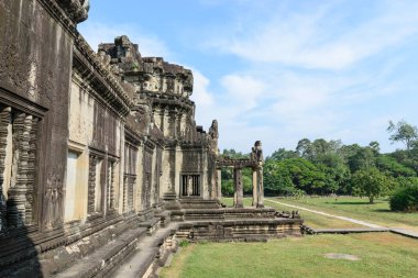 Şato Angkor güzel gökyüzü canlı bir açıyla yan açıyla