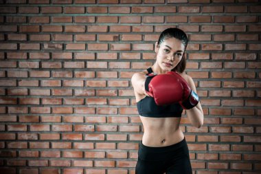 Asyalı sporcu kadın spor salonunda boks eldiveni giyer Taylandlılar antrenmanda en iyi dövüşçü, en güçlü kadın.