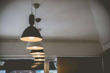 Tavan lambası siyah beyaz güzel dizilmiş.