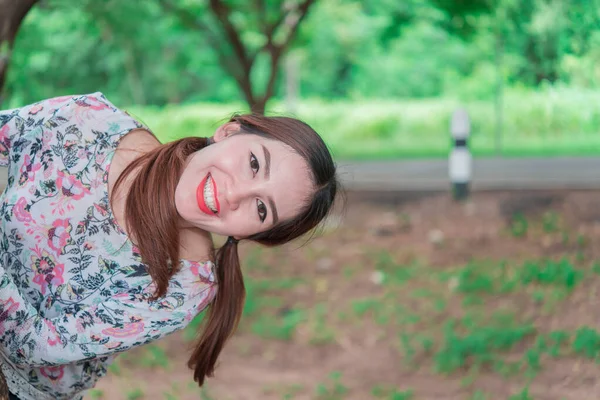 Schöne Frau Lächeln Stehen Unter Baum Und Sie Verwenden Hand — Stockfoto