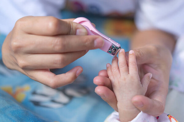 Обрезанный крупным планом ноготь азиатского ребенка
