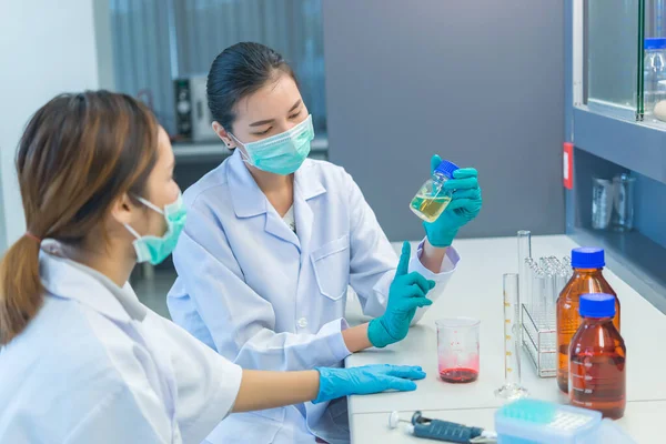 Cientista Asiático Trabalhando Laboratório Fazendo Experimento Por Produto Pesquisadores Analisaram — Fotografia de Stock