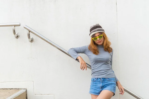 Retrato Menina Hipster Escada Parede Branca Estilo Vida Adolescente Moderno — Fotografia de Stock