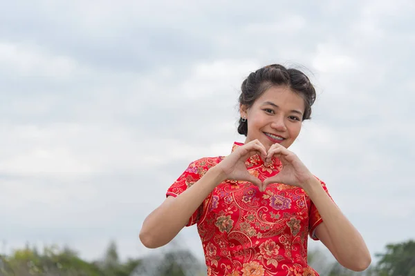 Πορτρέτο Της Ασιάτισσας Κόκκινο Φόρεμα Καλή Κινεζική Έννοια Του Νέου — Φωτογραφία Αρχείου