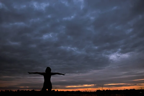 Silhueta Mulher Forma Jogar Ioga Pôr Sol — Fotografia de Stock