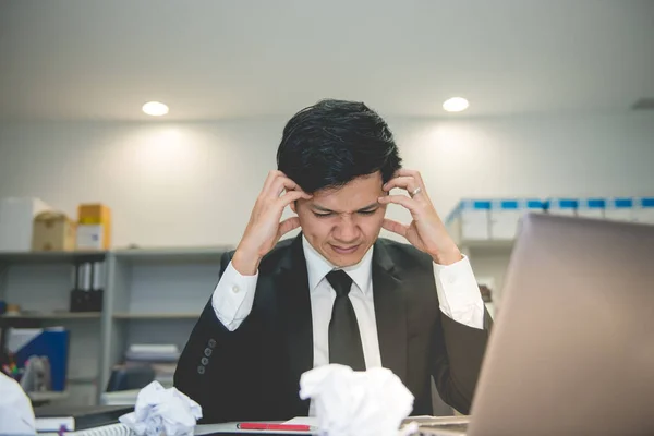 Uomo Affari Stress Duro Lavoro Sulla Scrivania Ufficio Tono Scuro — Foto Stock