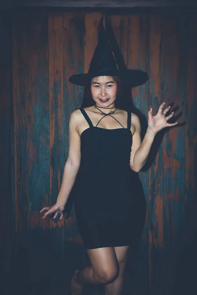 Азійська Вродлива Жінка Носить Чорну Сукню Відьмою Капелюх Концепцію Хелловін — стокове фото