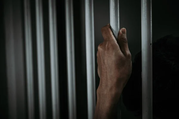 鉄の刑務所 囚人の概念 タイの人々をキャッチするために必死の男の手 自由への希望 — ストック写真